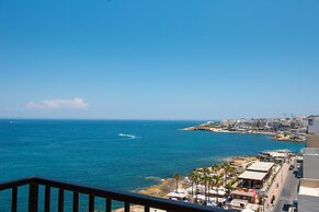 Islet Seafront Penthouse with Hot tub