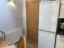 Cozy Lodge Sleeps 4 in Barton-upon-humber