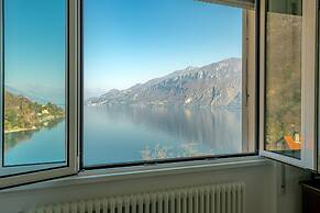 Beautiful 4-bed Apartment in Limonta