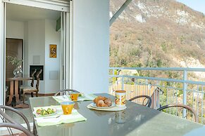 Beautiful 4-bed Apartment in Limonta