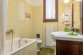 Beautiful 4-bed Apartment in Limonta