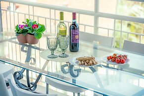 Beautiful 4-bed Apartment in Limonta