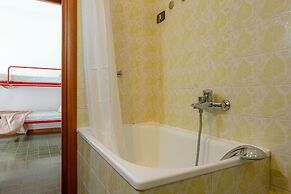 Beautiful 4-bed Apartment in Limonta