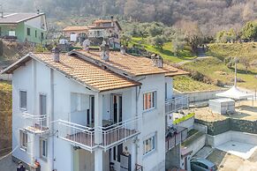 Beautiful 4-bed Apartment in Limonta