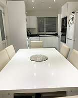 Stunning 2-bed House in Pembroke Dock