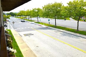 Raffles 206 1 Bedroom Condo by RedAwning