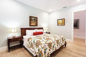 Imola: Newly Remodeled Pool Home Minutes from Vanderbilt Beach. Family