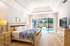 Imola: Newly Remodeled Pool Home Minutes from Vanderbilt Beach. Family