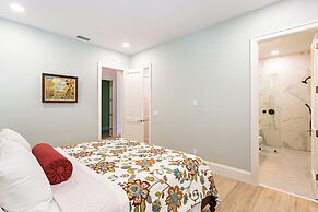 Imola: Newly Remodeled Pool Home Minutes from Vanderbilt Beach. Family