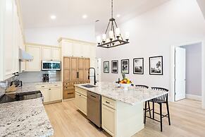 Imola: Newly Remodeled Pool Home Minutes from Vanderbilt Beach. Family