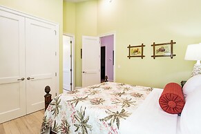 Imola: Newly Remodeled Pool Home Minutes from Vanderbilt Beach. Family