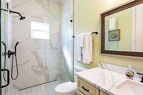 Imola: Newly Remodeled Pool Home Minutes from Vanderbilt Beach. Family