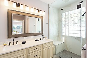 Imola: Newly Remodeled Pool Home Minutes from Vanderbilt Beach. Family