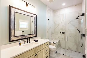 Imola: Newly Remodeled Pool Home Minutes from Vanderbilt Beach. Family