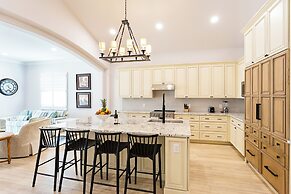 Imola: Newly Remodeled Pool Home Minutes from Vanderbilt Beach. Family