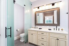 Imola: Newly Remodeled Pool Home Minutes from Vanderbilt Beach. Family