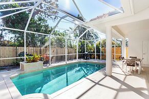 Imola: Newly Remodeled Pool Home Minutes from Vanderbilt Beach. Family