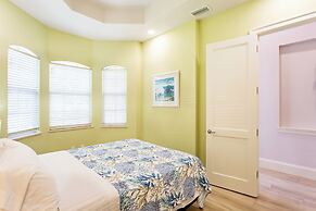 Imola: Newly Remodeled Pool Home Minutes from Vanderbilt Beach. Family