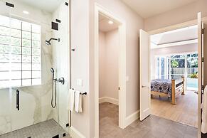 Imola: Newly Remodeled Pool Home Minutes from Vanderbilt Beach. Family