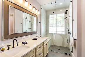 Imola: Newly Remodeled Pool Home Minutes from Vanderbilt Beach. Family