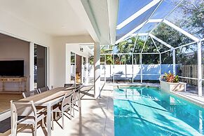Imola: Newly Remodeled Pool Home Minutes from Vanderbilt Beach. Family
