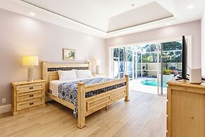 Imola: Newly Remodeled Pool Home Minutes from Vanderbilt Beach. Family