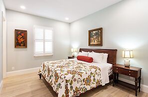 Imola: Newly Remodeled Pool Home Minutes from Vanderbilt Beach. Family