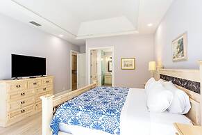 Imola: Newly Remodeled Pool Home Minutes from Vanderbilt Beach. Family