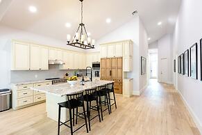 Imola: Newly Remodeled Pool Home Minutes from Vanderbilt Beach. Family