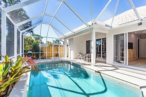 Imola: Newly Remodeled Pool Home Minutes from Vanderbilt Beach. Family