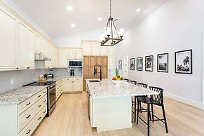 Imola: Newly Remodeled Pool Home Minutes from Vanderbilt Beach. Family