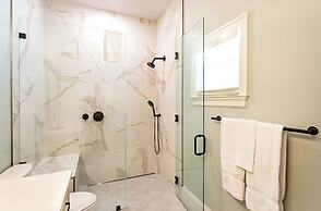 Imola: Newly Remodeled Pool Home Minutes from Vanderbilt Beach. Family