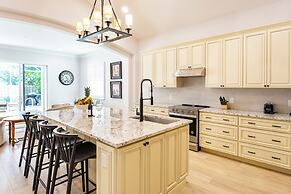 Imola: Newly Remodeled Pool Home Minutes from Vanderbilt Beach. Family