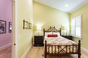 Imola: Newly Remodeled Pool Home Minutes from Vanderbilt Beach. Family