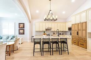 Imola: Newly Remodeled Pool Home Minutes from Vanderbilt Beach. Family