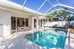 Imola: Newly Remodeled Pool Home Minutes from Vanderbilt Beach. Family