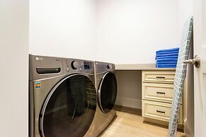 Imola: Newly Remodeled Pool Home Minutes from Vanderbilt Beach. Family