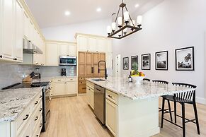 Imola: Newly Remodeled Pool Home Minutes from Vanderbilt Beach. Family