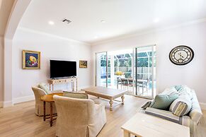 Imola: Newly Remodeled Pool Home Minutes from Vanderbilt Beach. Family