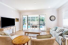 Imola: Newly Remodeled Pool Home Minutes from Vanderbilt Beach. Family
