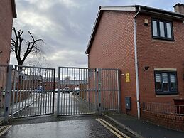 Entire Captivating 2-bed House in Manchester