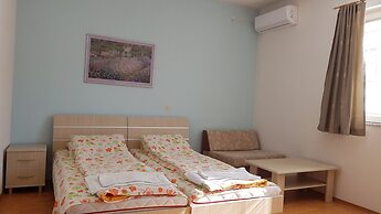 Luccia Apatments-Villa Laguna - Hostel
