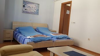 Luccia Apatments-Villa Laguna - Hostel