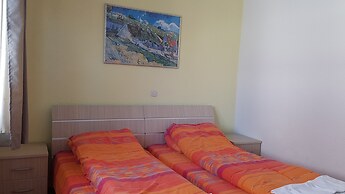 Luccia Apatments-Villa Laguna - Hostel
