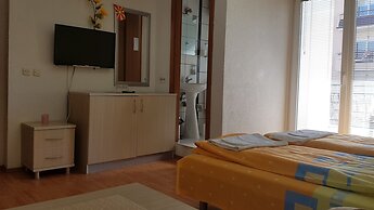 Luccia Apatments-Villa Laguna - Hostel