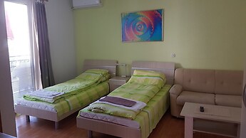 Luccia Apatments-Villa Laguna - Hostel