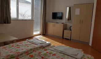 Luccia Apatments-Villa Laguna - Hostel