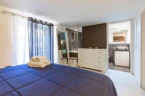 Cool Flat at Via dei Mille by Napoliapartments