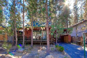 Sky Chalet 3 Bedroom Cabin by RedAwning