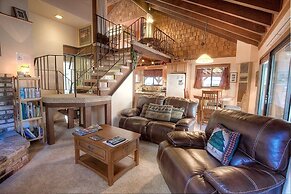 Sky Chalet 3 Bedroom Cabin by RedAwning